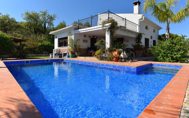 ¿Por qué tu piscina pierde agua en invierno y cómo puede ayudarte la reparación de piscinas a solucionarlo?