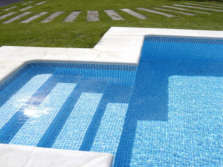 Motivos para elegir el liner de piscinas en Manresa frente a otro tipo de revestimientos