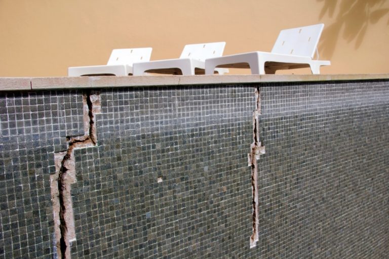 ¿Por qué es importante repara el liner de las piscinas de obra con liner y qué peligros tiene no hacerlo a tiempo?