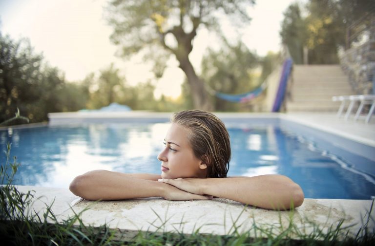 Así evalúan los expertos en reparación de liner en piscinas de Manresa cada caso