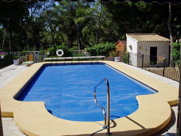 ¿Cuándo es el momento adecuado para la reparación del liner piscinas en Sabadell?