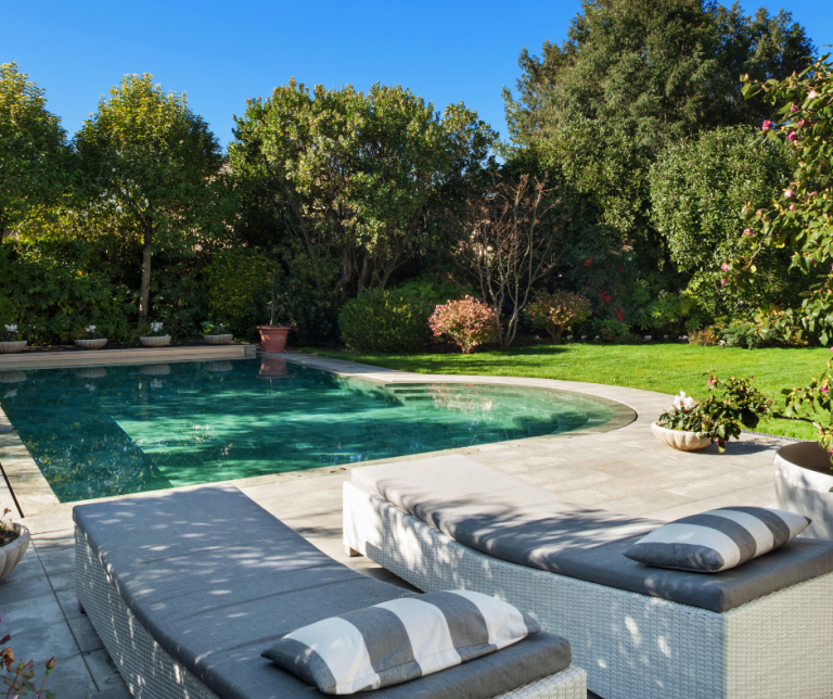 ¿Cómo mantener un jardín con piscinas?