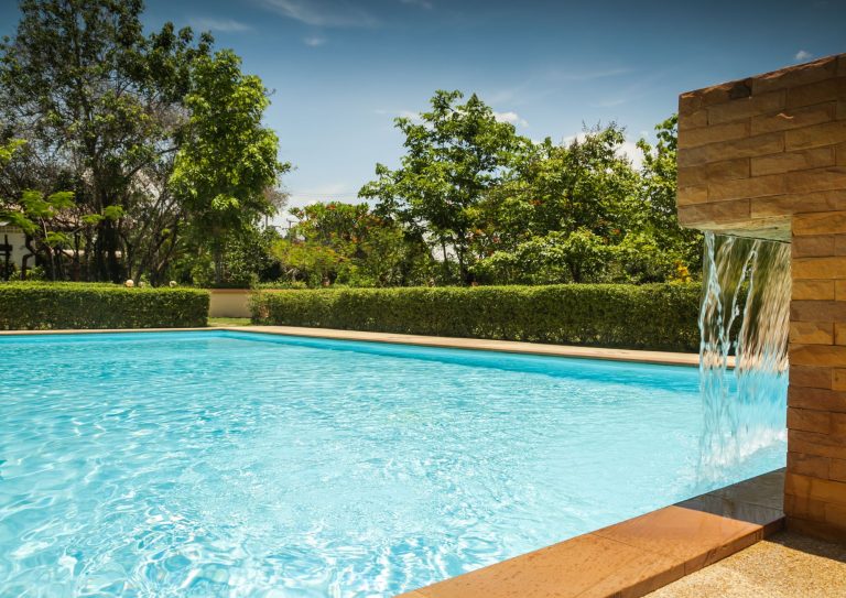 ¿Por qué hacer una reparación de piscina en Badalona?