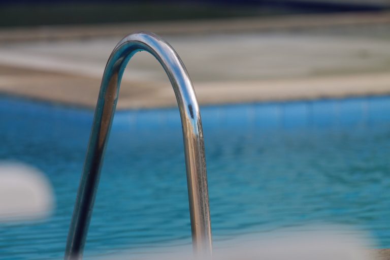 ¡A disfrutar su piscina! Los secretos para mantener la lámina armada en Pals en el mejor estado