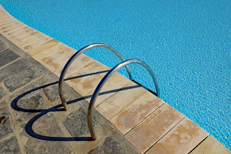 Reparación de piscinas en Badalona: una tarea para manos profesionales