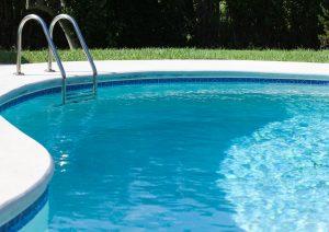 Piscina con liner de cuadraditos