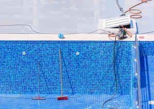 Reparando el liner dañado de una piscina