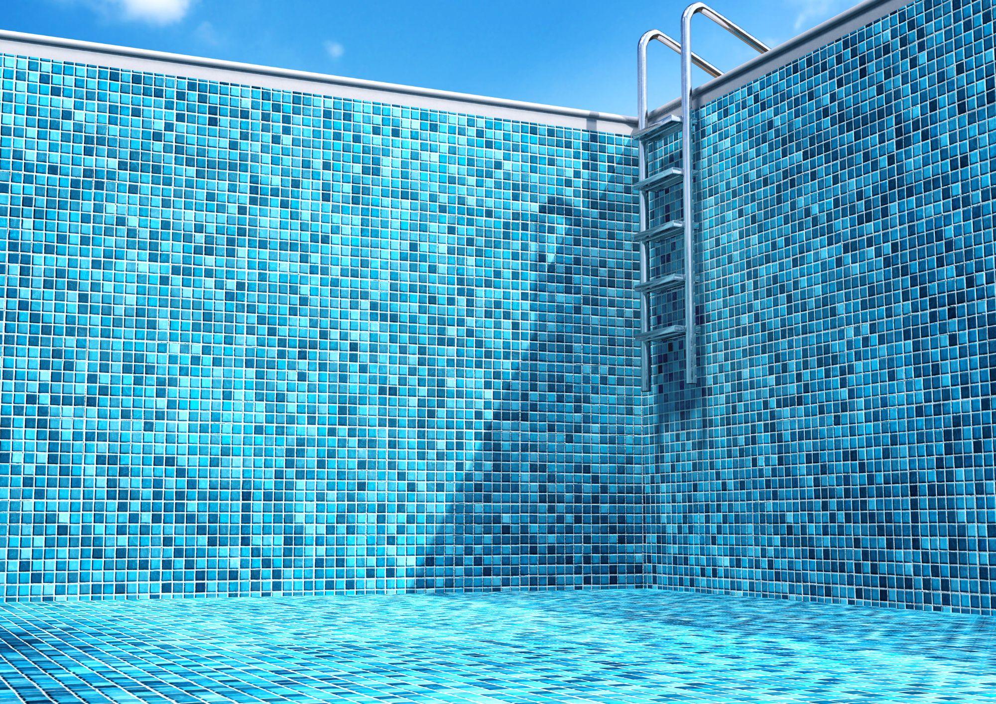 Liner reparando de una piscina de profundidad