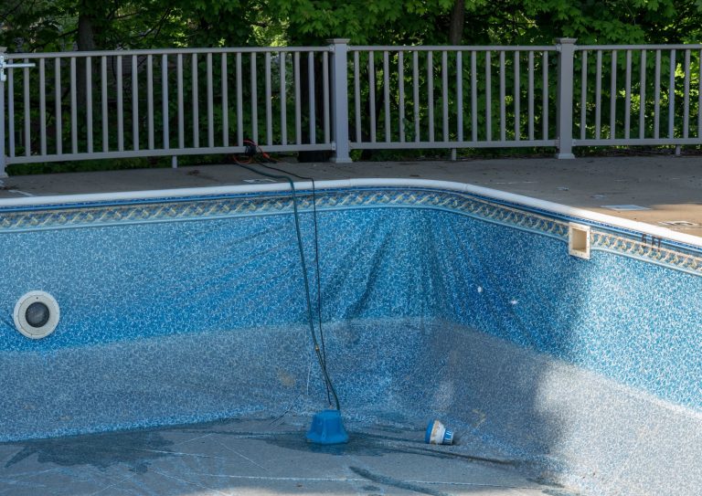 Barcelona a tus pies: Liner para piscinas que transforma tu oasis acuático