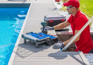 Reparando una piscina de un hogar de Barcelona