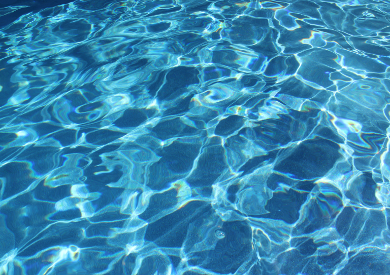 Preservando la integridad de tus espacios: la importancia de la reparación del liner de piscina