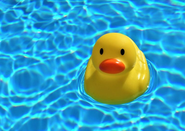 Explora la Elegancia y Durabilidad: Piscinas de Poliéster con Liner Piscinas Barcelona