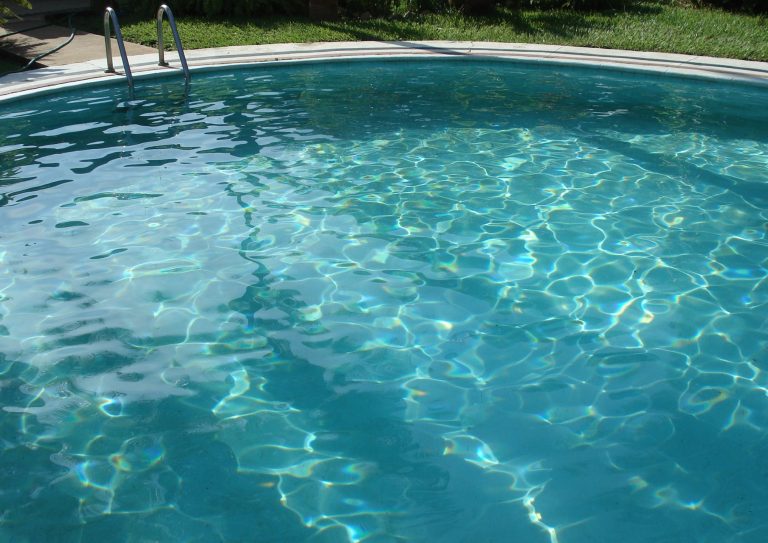 Guía Completa para la Limpieza del Liner de Piscina: Mantén tu Oasis de Agua Impecable