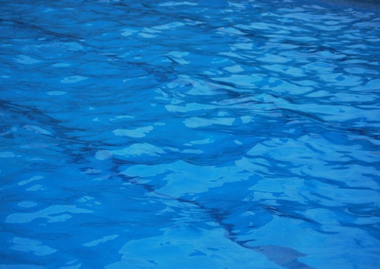 Instaladores de liner para piscinas: aliados para el mantenimiento y la renovación