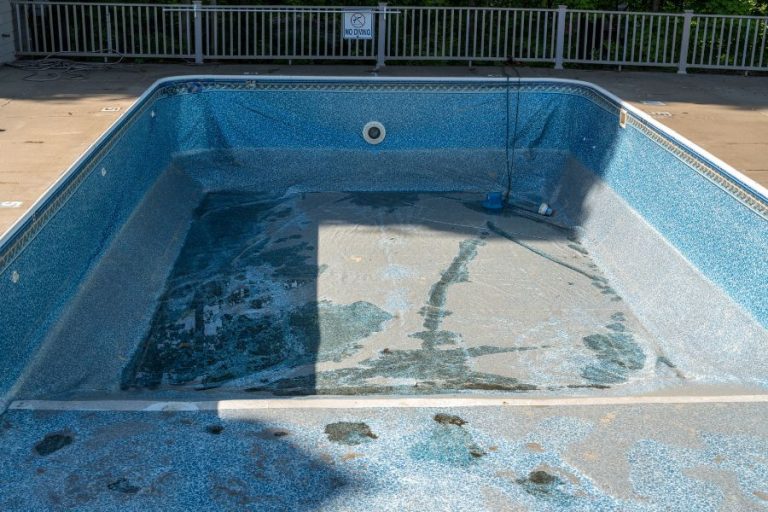 Reparación de liners en piscinas públicas y comunitarias: mantenimiento integral para la seguridad y durabilidad