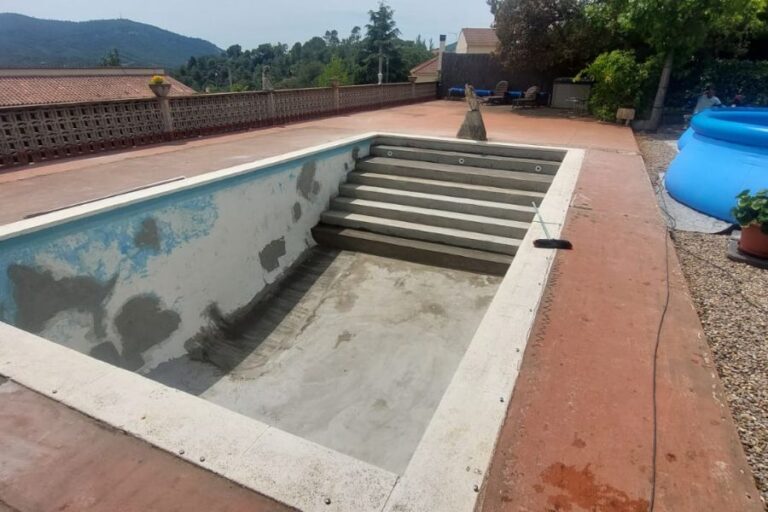 Reparación de piscinas para principiantes: ¿Cuándo llamar a un profesional?