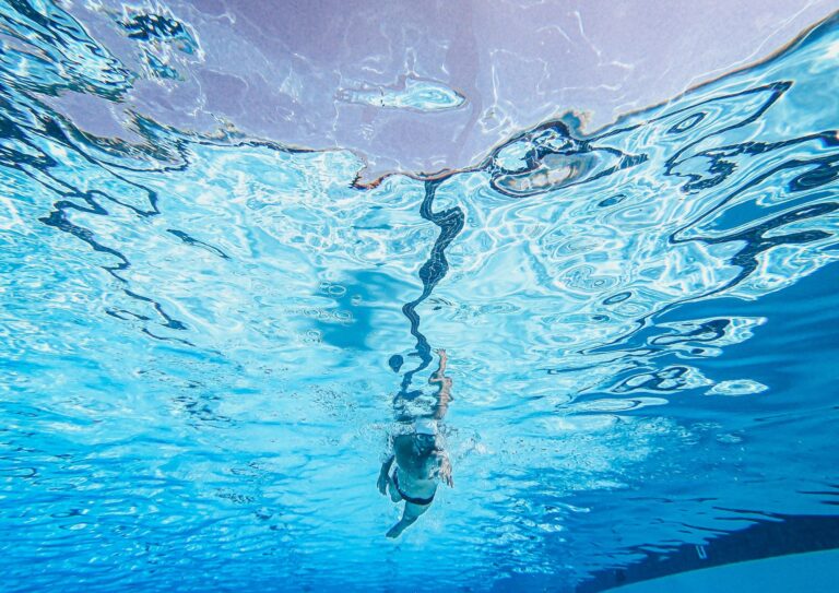 ¿Cómo elegir el color perfecto para tu proyecto durante la reparación con liner de piscinas?