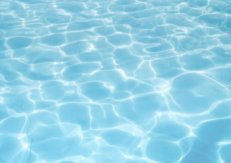 ¿Se puede reparar una piscina de fibra rota?