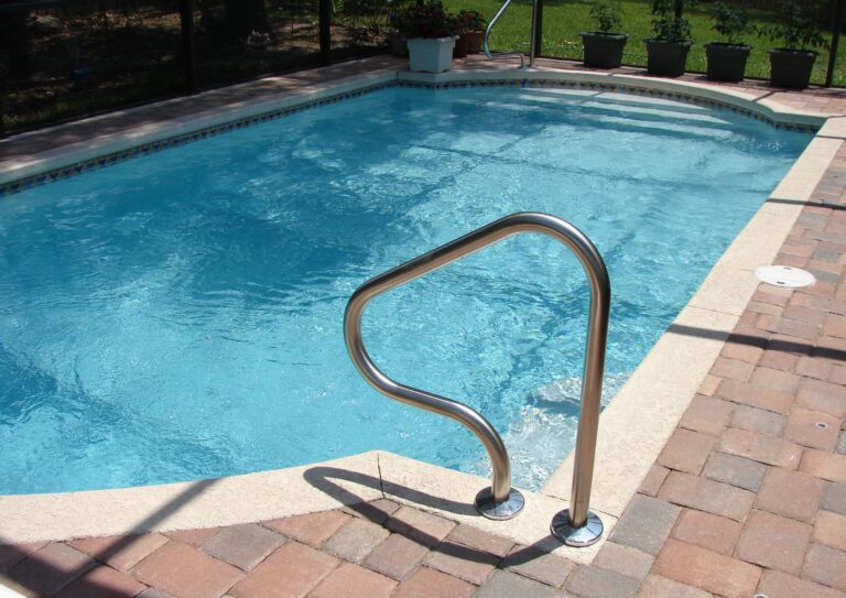 Cómo la cloración salina prolonga la vida útil de las piscinas de liner