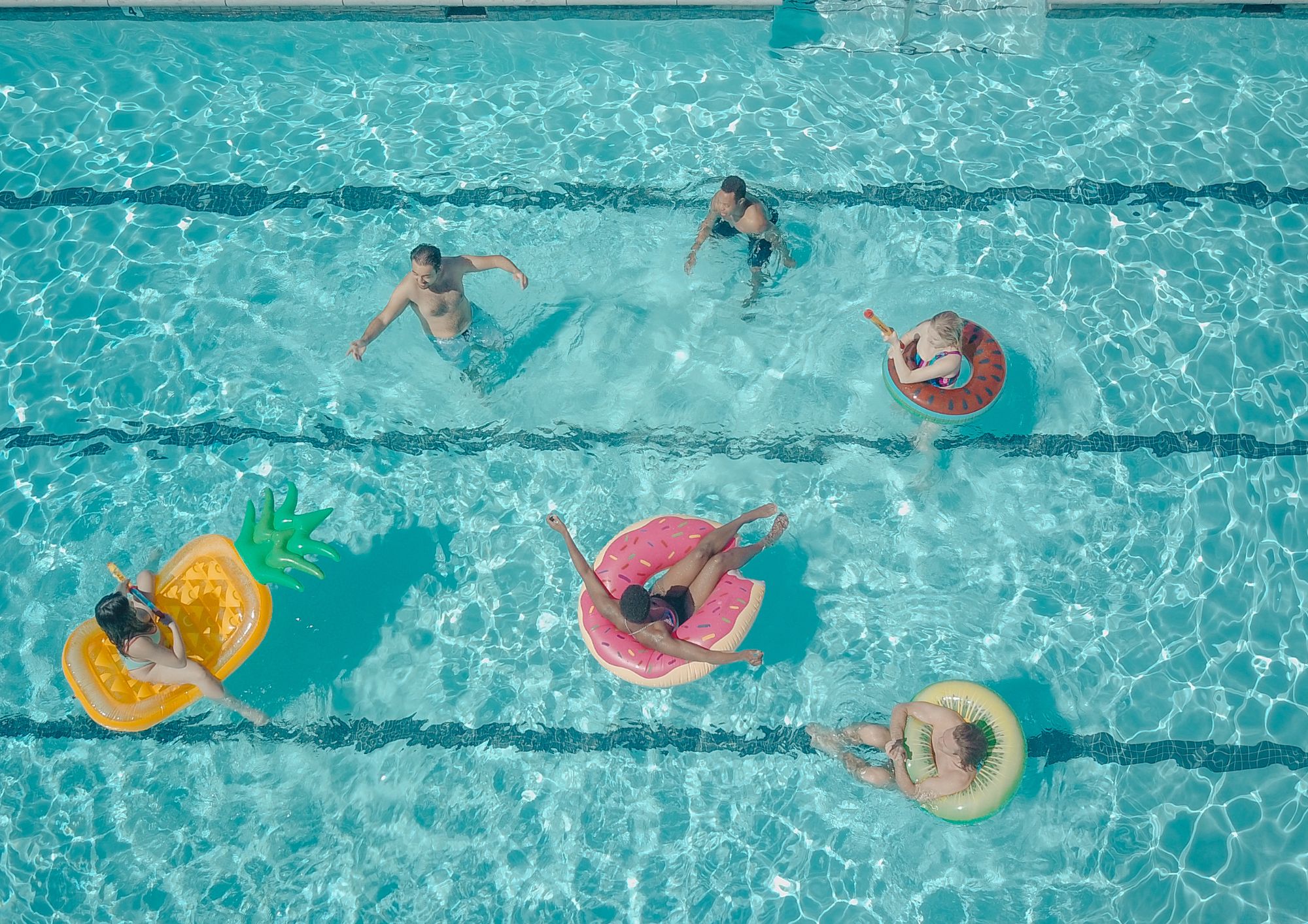 gente en piscina