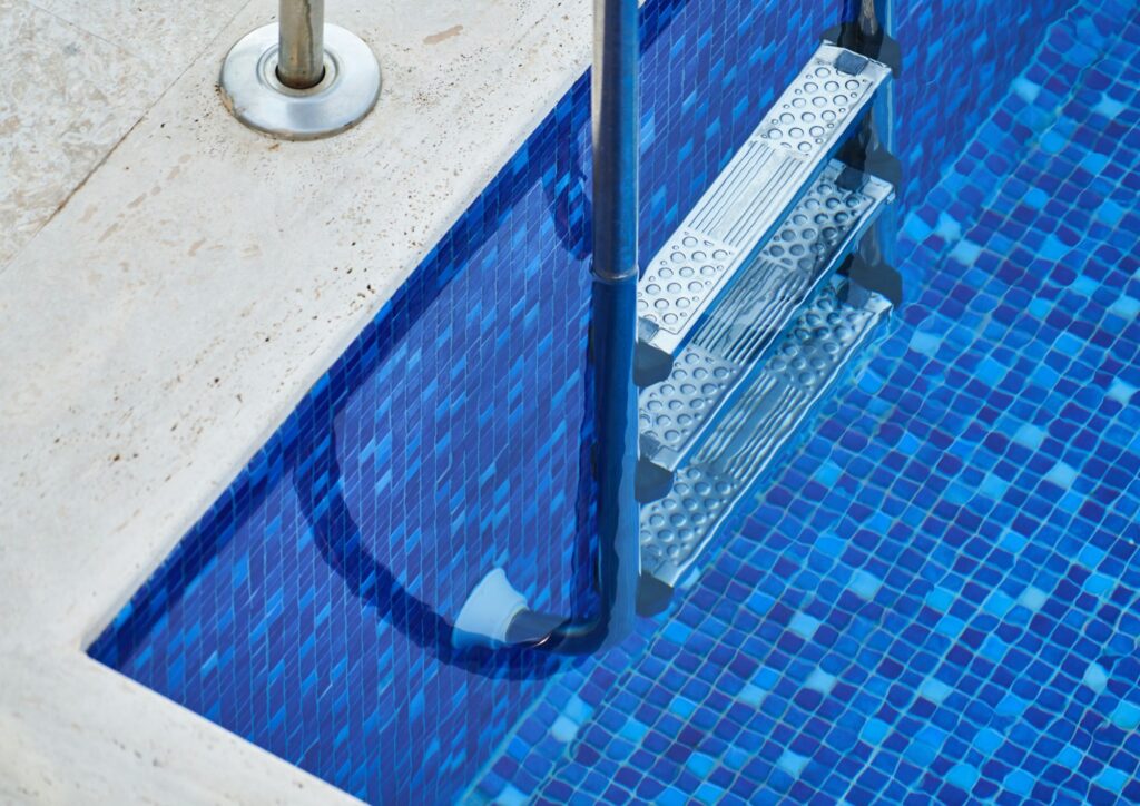 escalera de piscina