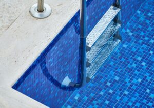 escalera de piscina