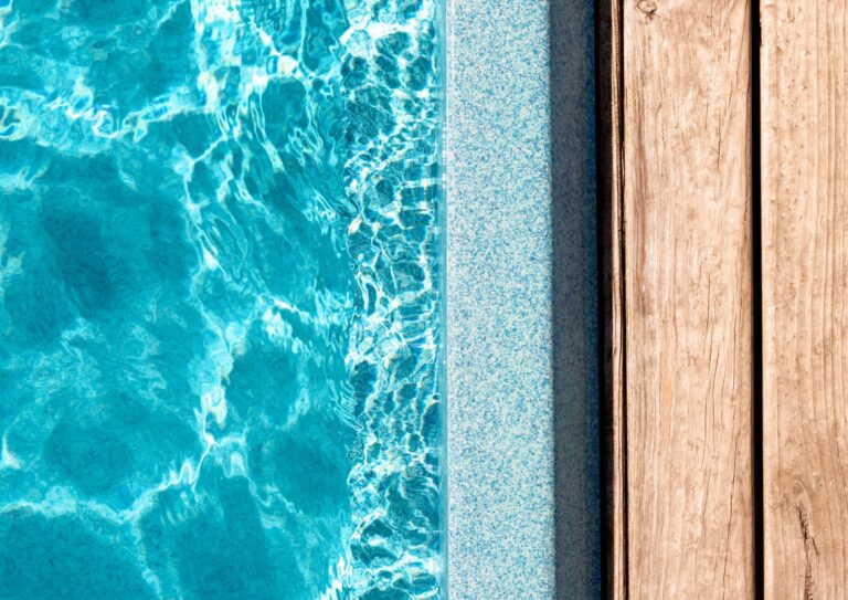 Piscinas de fibra: colores, formas y acabados para personalizar tu espacio en Sabadell