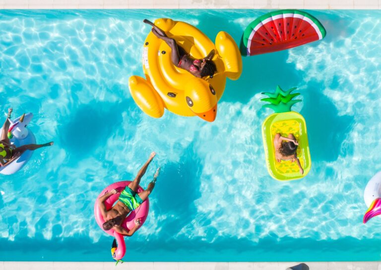 Reformas de piscinas de fibra: renueva y moderniza tu piscina en Tiana con liner