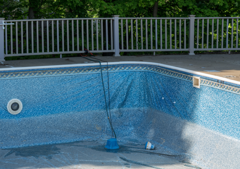 ¿Es mejor reparar o cambiar el liner de la piscina?