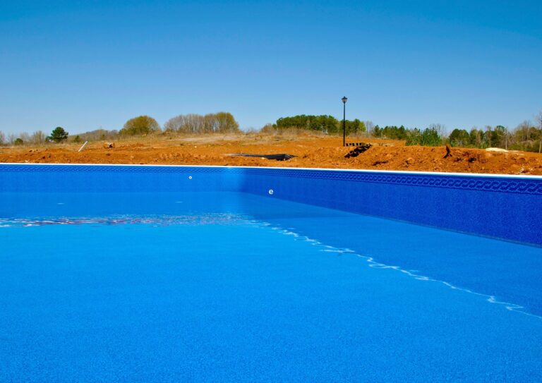 Renovación y reparación de piscinas de fibra: soluciones eficaces y duraderas con liner armado