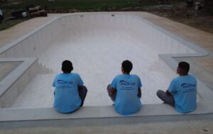equipo técnico de Díaz Pools realizando instalación profesional de liner