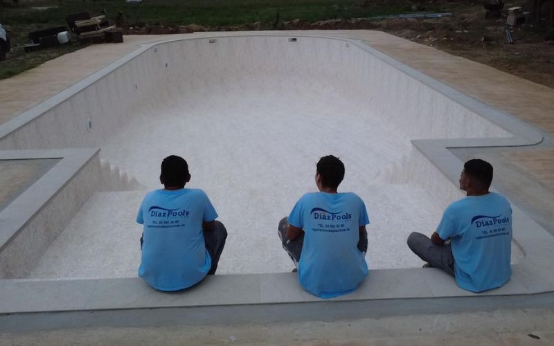  equipo técnico de Díaz Pools realizando instalación profesional de liner