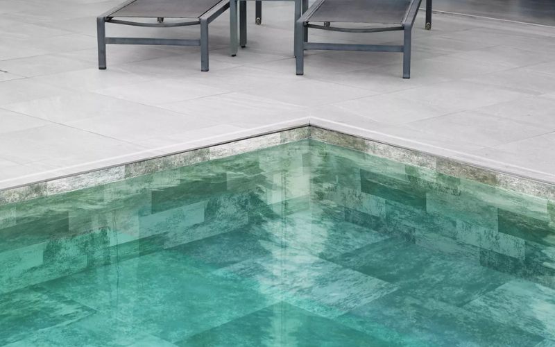 piscina reformada con lámina armada moderna color gris claro