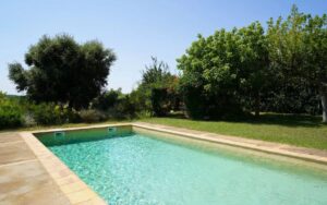 piscina revestida con lámina armada y otra con gresite para mostrar diferencias
