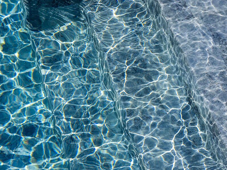 liner de piscina en color claro con agua cristalina