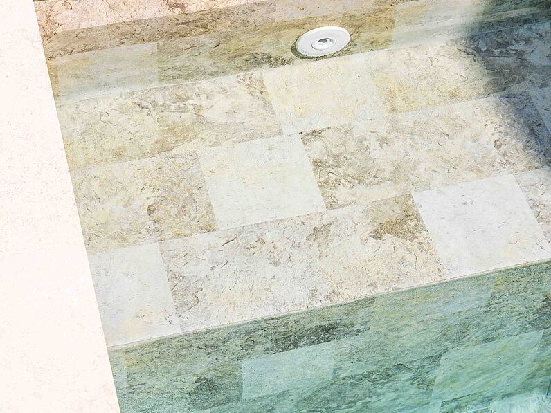 color del liner de piscina y efecto en el agua