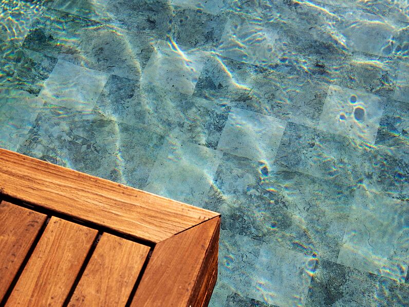 elección del color del liner de piscina según el entorno