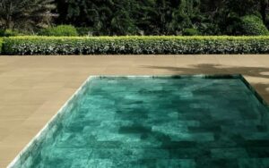 piscina renovada con liner acabado moderno
