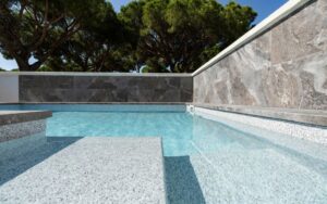piscina renovada con liner acabado moderno