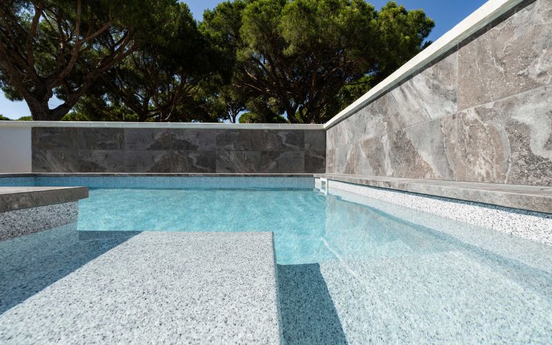 piscina renovada con liner acabado moderno