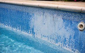 desgaste liner piscina sol productos químicos