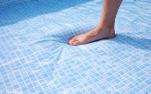 fondo piscina hundido liner problema
