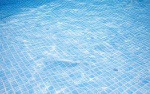 fondo piscina hundido liner problema