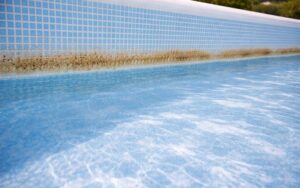 línea de flotación liner piscina suciedad