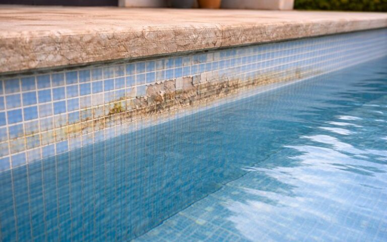 Problemas en la línea de flotación del liner de la piscina: por qué aparecen