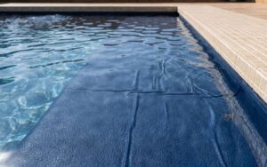 liner piscina arrugas leves superficie