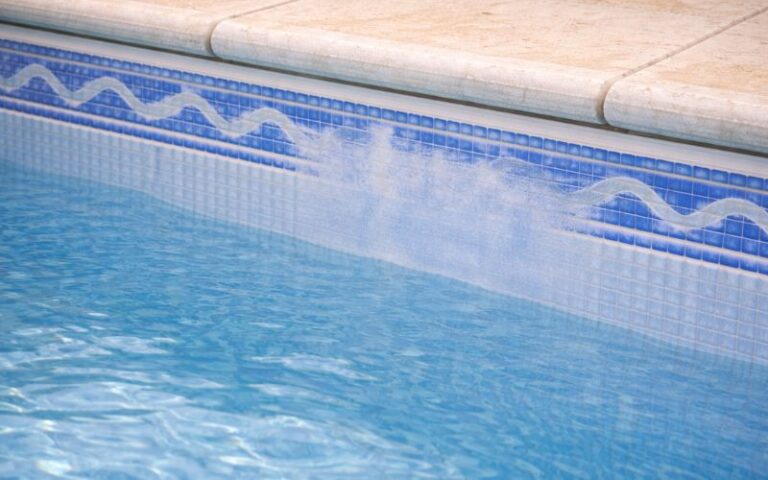El liner de la piscina pierde color: por qué ocurre y cómo evitarlo