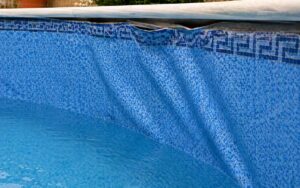 liner piscina pared irregular deformación