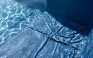 liner piscina pliegues fondo detalle