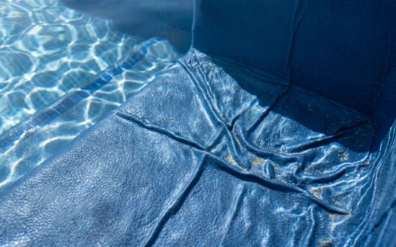 liner piscina pliegues fondo detalle